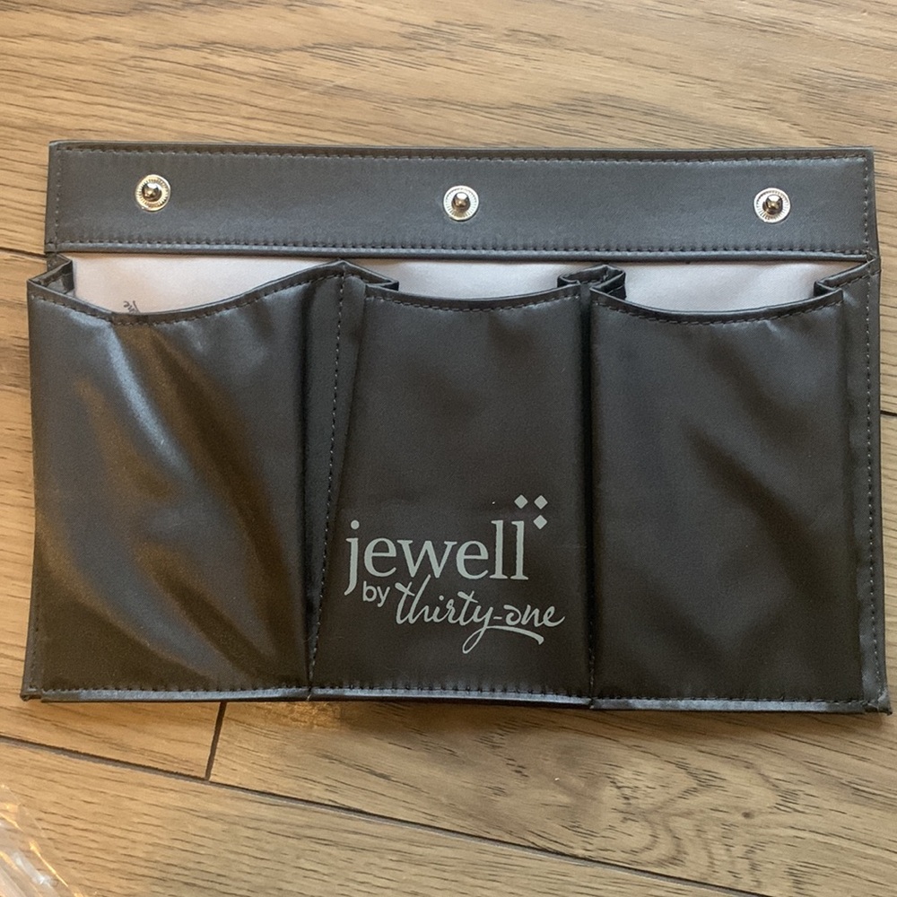 Thirty-one
Triple slit pocket